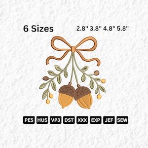 Op de afbeelding: Een borduurontwerp met twee eikels hangend aan een strik met groene bladeren en kleine gele bessen. De tekst 6 Sizes 2.8" 3.8" 4.8" 5.8" is bovenaan zichtbaar en de formaten PES, HUS, VP3, DST, XXX, EXP, JEF, SEW staan onderaan vermeld.