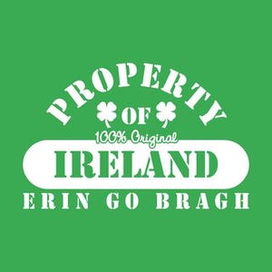 Puede incluir: Texto blanco sobre fondo verde que dice "Property of Ireland 100% Original" con símbolos de trébol y la frase "Erin Go Bragh" debajo.