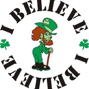 Puede incluir: Una ilustración de dibujos animados de un duende con un sombrero verde y barba, sosteniendo un palo. El texto "I believe I believe" está escrito en un círculo alrededor del duende.
