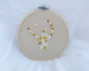 Bestickter Damen Umriss gefüllt in W/ Blumen | Feministische Kunst | Self Love Art | Wandkunst | Fertig bestickte 6" Hoop | Handgefertigt