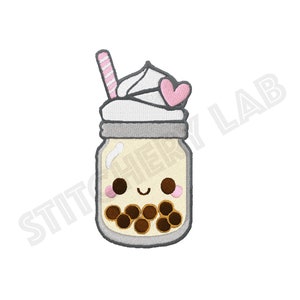 Può includere: Un'illustrazione di cartone animato carina di un barattolo di vetro con un coperchio, riempito di un liquido marrone chiaro e sormontato da panna montata e un cuore rosa. Il barattolo ha un viso sorridente e perle di boba marroni all'interno.