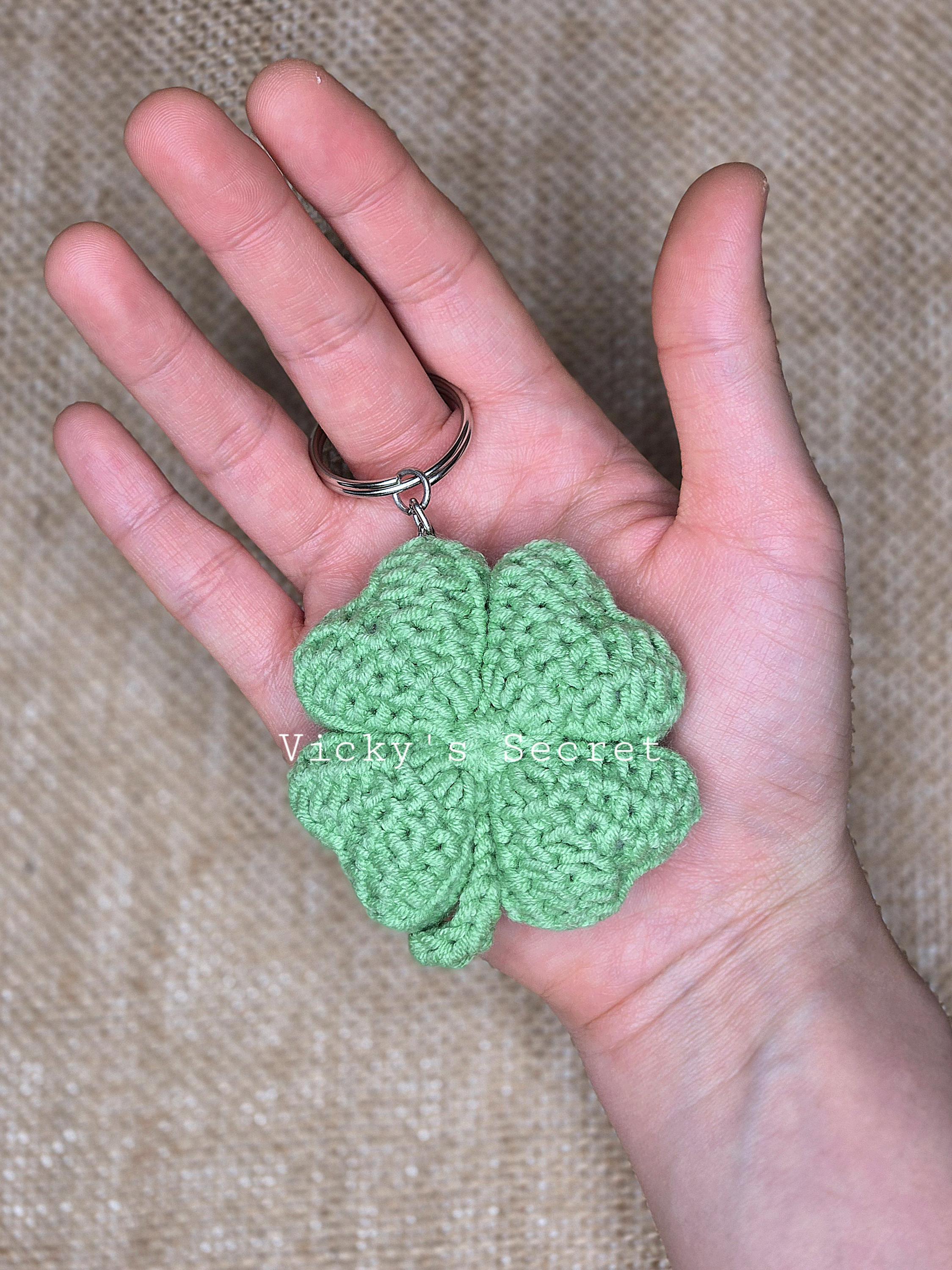 かぎ針編みの四つ葉のクローバーキーホルダー：幸運のお守り - Etsy 日本