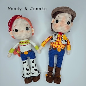 Op de afbeelding: Gehaakte pluche speelgoed van Woody en Jessie uit de Toy Story-franchise. Woody draagt zijn kenmerkende cowboyhoed, vest en jeans. Jessie draagt een rood-witte bandana, een wit shirt met een geel geborduurd ontwerp, blauwe jeans en koeienprint laarzen.