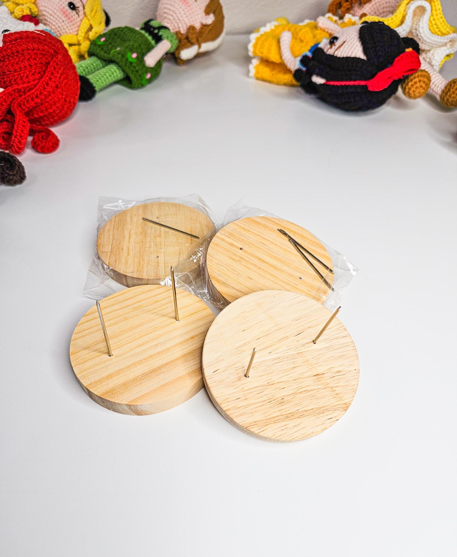 Mikikit Lot De 6 Socles En Bois Pour Poupées Feutrine – Présentation Élégante Et Robuste – Base Métal