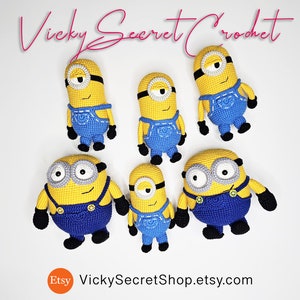 Puede incluir: Cinco juguetes Minion de crochet de diferentes tamaños, todos con monos azules y amarillos con gafas negras. Los Minions están dispuestos sobre un fondo blanco.