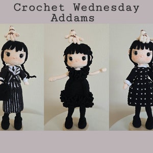 Op de afbeelding: Drie gehaakte Wednesday Addams poppen die verschillende outfits dragen. De pop links draagt een zwart-wit gestreepte jurk met een zwart jasje en draagt een zwarte aktetas. De pop in het midden draagt een zwarte jurk met een geruite kraag. De pop rechts draagt een zwarte jurk met een wit kruispatroon. Elke pop heeft een klein wit gehaakt vogeltje op zijn hoofd.