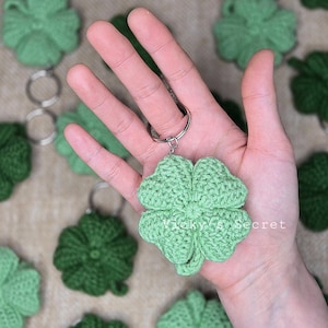 Gehaakte sleutelhanger klavertje vier: geluksbrenger