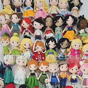 Puede incluir: Una colección de muñecas de crochet con varios personajes, incluyendo princesas Disney, superhéroes y personajes de dibujos animados. Las muñecas están todas hechas a mano y tienen una variedad de colores y diseños.