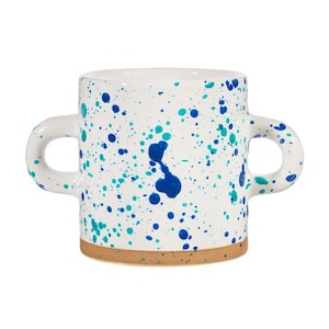 Può includere: Tazza in ceramica bianca con design a spruzzo blu e verde e due manici. La tazza ha un fondo in sughero.