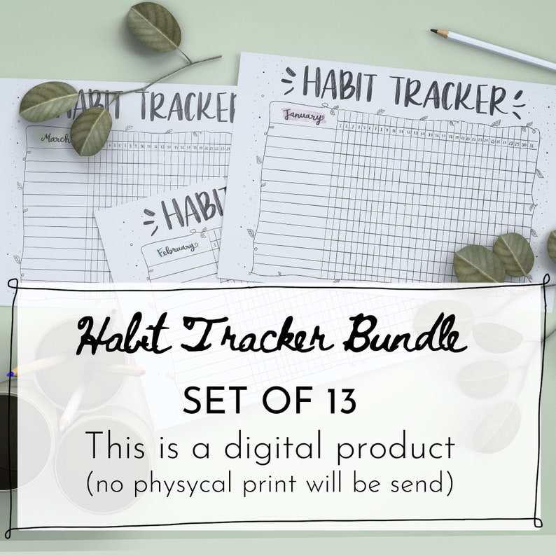 Pu&ograve; includere: Un pacchetto di 13 tracker di abitudini con il testo "Habit Tracker Bundle". I tracker sono stampati su carta bianca con un layout a griglia e i mesi di gennaio, febbraio e marzo sono visibili. L'immagine include foglie decorative.