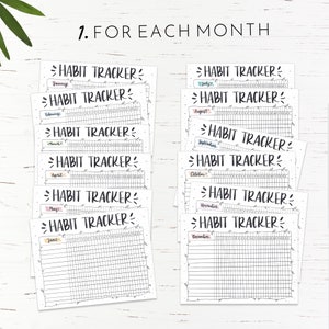 Pu&ograve; includere: Un cartello in legno rustico con la scritta "Welcome" in stile scritto a mano. Il cartello &egrave; dipinto di bianco con una finitura invecchiata e presenta un elemento floreale decorativo nell'angolo. Lo sfondo &egrave; un'immagine sfocata di una superficie in legno.