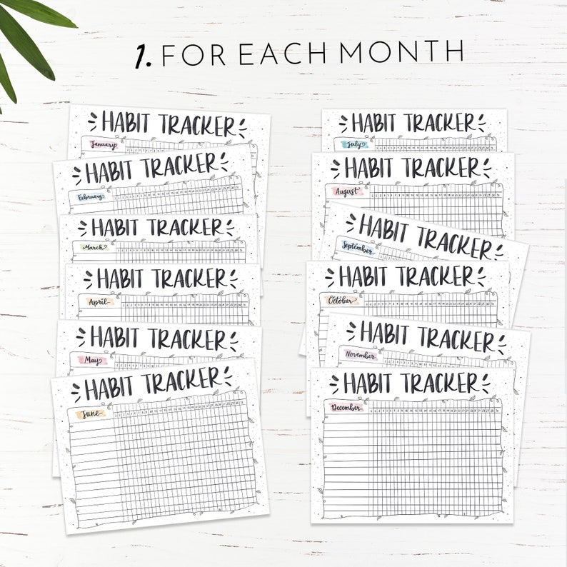 Pu&ograve; includere: Un cartello in legno rustico con la scritta "Welcome" in stile scritto a mano. Il cartello &egrave; dipinto di bianco con una finitura invecchiata e presenta un elemento floreale decorativo nell'angolo. Lo sfondo &egrave; un'immagine sfocata di una superficie in legno.