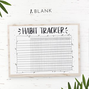 Pu&ograve; includere: Un tracker delle abitudini in bianco e nero con le parole "HABIT TRACKER" in alto. Il tracker ha una griglia per tenere traccia delle abitudini quotidiane, con i numeri da 1 a 31 in alto. Il tracker &egrave; su uno sfondo di legno.