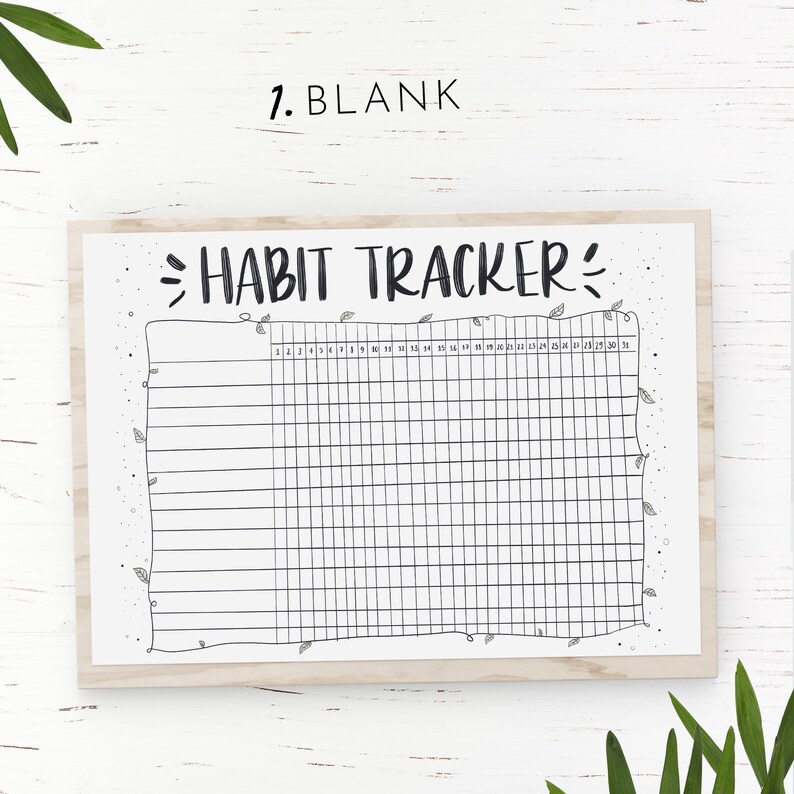 Pu&ograve; includere: Un tracker delle abitudini in bianco e nero con le parole "HABIT TRACKER" in alto. Il tracker ha una griglia per tenere traccia delle abitudini quotidiane, con i numeri da 1 a 31 in alto. Il tracker &egrave; su uno sfondo di legno.