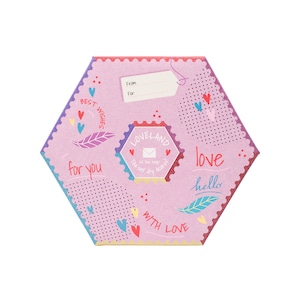 K&ouml;nnte beinhalten: Eine rosa sechseckige Schachtel mit einem farbenfrohen Design mit Herzen, Federn und den Worten "Beste W&uuml;nsche", "f&uuml;r dich", "LOVELAND Tea Set by Acorus", "Liebe", "Hallo" und "Mit Liebe".