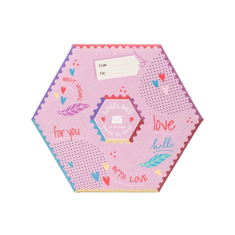 K&ouml;nnte beinhalten: Eine rosa sechseckige Schachtel mit einem farbenfrohen Design mit Herzen, Federn und den Worten "Beste W&uuml;nsche", "f&uuml;r dich", "LOVELAND Tea Set by Acorus", "Liebe", "Hallo" und "Mit Liebe".