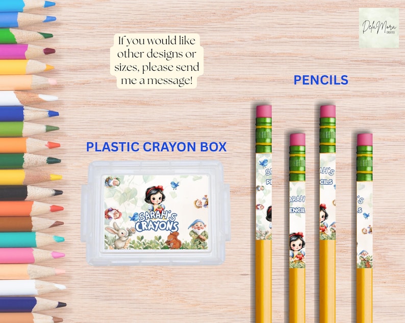 Pu&ograve; includere: Una collezione di matite colorate e un portapenne in plastica trasparente con un tema di Biancaneve. Le matite hanno gomme rosa e maniche decorative. Il portapenne presenta il testo "Sarah's Crayons".