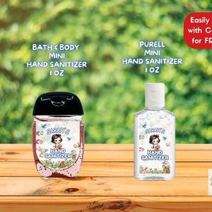 Pu&ograve; includere: Due mini flaconi di disinfettante per le mani, uno Bath & Body e uno Purell, ciascuno da 30 ml. I flaconi hanno etichette con un disegno di ragazza dei cartoni animati e la scritta "Sarah's Hand Sanitizer". Lo sfondo &egrave; verde sfocato.