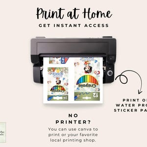 Pu&ograve; includere: Una stampante stampa due etichette di pastelli Crayola. Le etichette presentano un arcobaleno e il testo "Crayola". L'immagine include anche il testo "Print at Home" e "Print on Waterproof Sticker Paper".