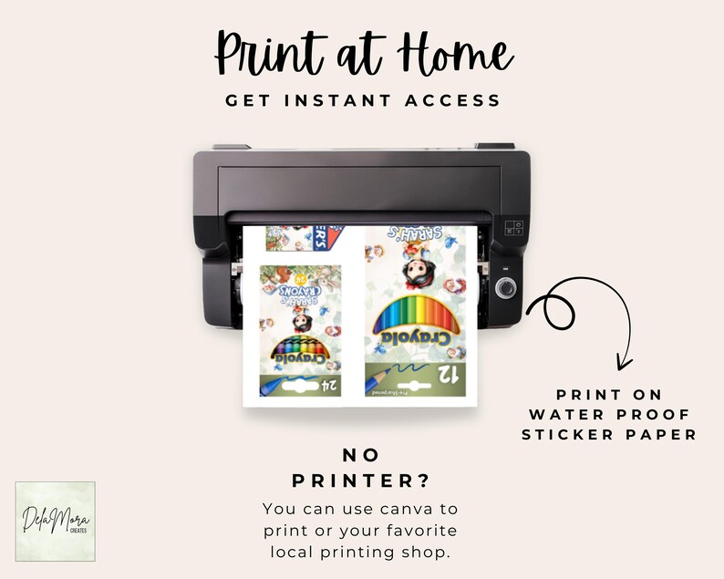 Pu&ograve; includere: Una stampante stampa due etichette di pastelli Crayola. Le etichette presentano un arcobaleno e il testo "Crayola". L'immagine include anche il testo "Print at Home" e "Print on Waterproof Sticker Paper".