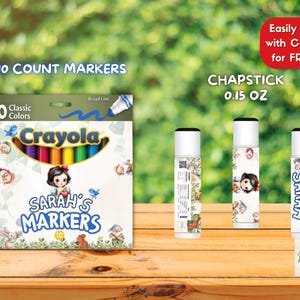 Pu&ograve; includere: Una confezione di pennarelli Crayola 10 Count Classic Colors e tre stick per labbra. La scatola dei pennarelli presenta un tema Biancaneve con la scritta "Sarah's Markers". Gli stick per labbra sono decorati con Biancaneve e il nome "Sarah".