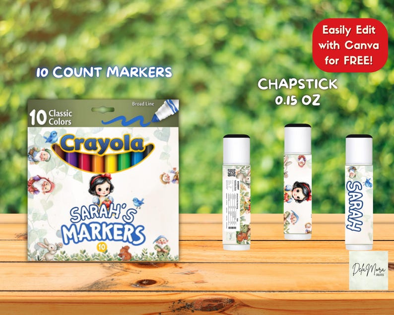 Pu&ograve; includere: Una confezione di pennarelli Crayola 10 Count Classic Colors e tre stick per labbra. La scatola dei pennarelli presenta un tema Biancaneve con la scritta "Sarah's Markers". Gli stick per labbra sono decorati con Biancaneve e il nome "Sarah".