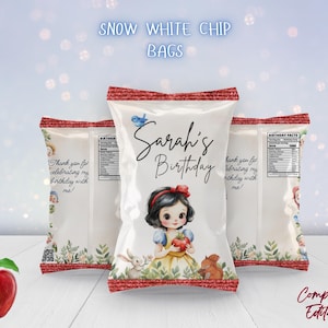 Könnte beinhalten: Druckbare Snow-White-Chipstüten mit rotem Rand und einer Aquarell-Illustration von Schneewittchen, die einen Apfel hält. Der Text "Sarah's Birthday" ist in schwarzer Kursivschrift geschrieben. Die Tüten sind vollständig editierbar.