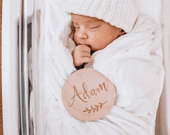 Pastille de bois personnalisée pour annonce de naissance bébé