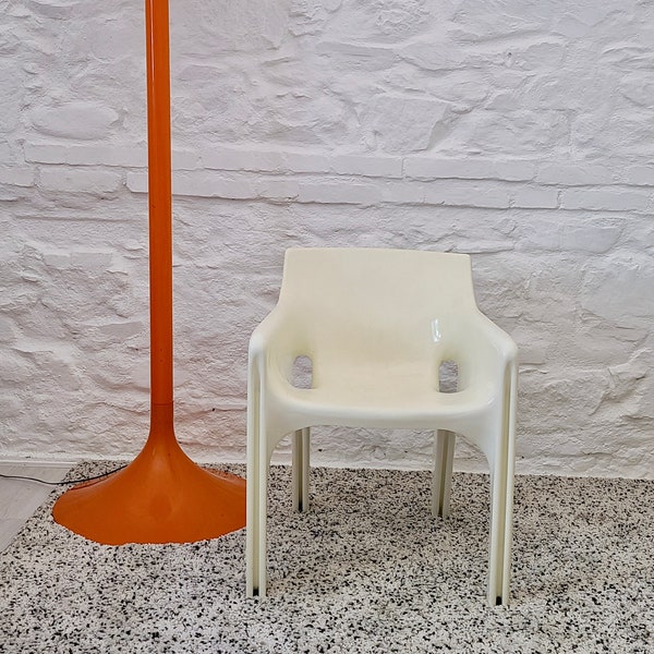 Fauteuil Gaudi blanc par Vico Magistretti pour Artemide | ère spatiale italienne | Années 1970