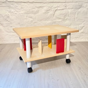 希少な Kartell ローリング サイド テーブル メディア トロリー TV スタンド オフホワイト | イタリアン ポストモダン | 1980 年代