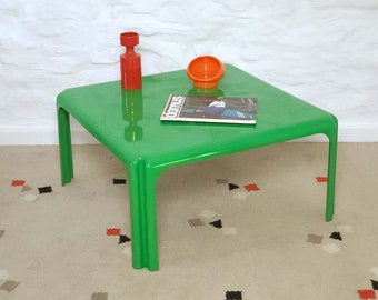 Arcadia 80 Fiberglass Coffee Table in Green by Vico Magistretti for Artemide | Italian Space Age | 1970s