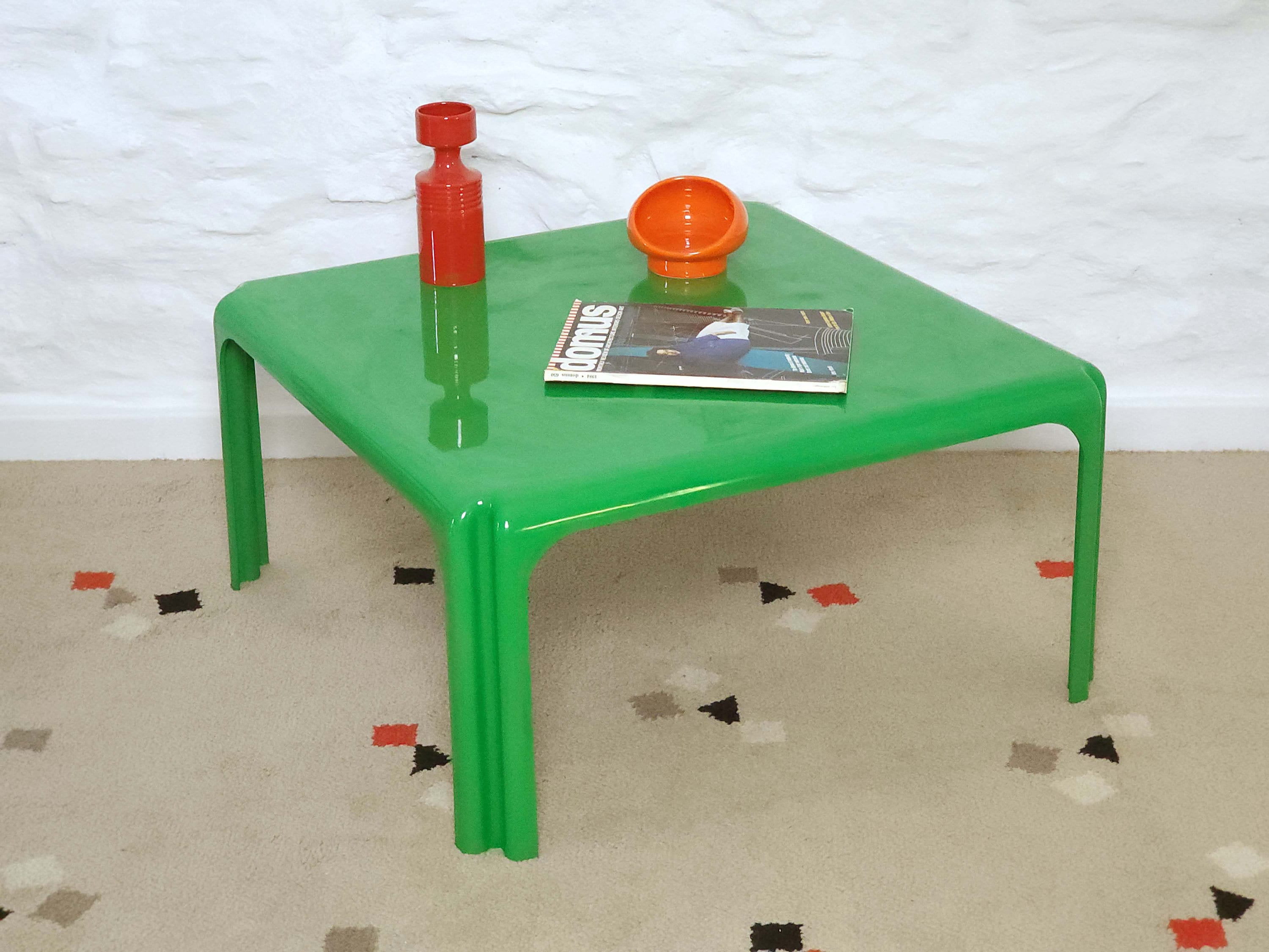 Arcadia 80 Fiberglass Coffee Table in Green by Vico Arcadia 80 Fiberglass Coffee Table in Green by Vico