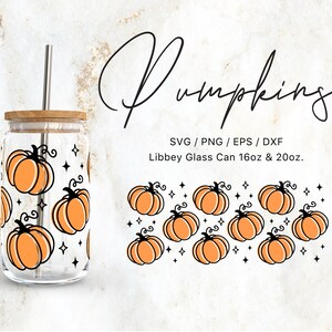 Puede incluir: Un vaso de vidrio transparente con tapa de bambú y una pajita, decorado con calabazas naranjas y estrellas negras. El vaso está diseñado para bebidas de 16 o 20 onzas. El texto "Pumpking" está escrito en una fuente cursiva sobre el vaso. El texto "SVG/PNG/EPS/DXF" y "Libbey Glass Can 16oz & 20oz." está escrito debajo del vaso.