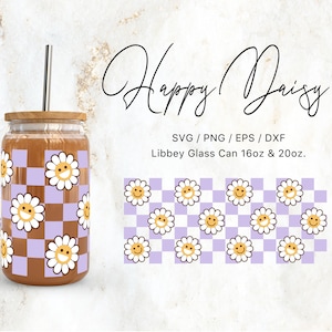 Op de afbeelding: Een glazen blik met een paars en bruin geruit patroon met gele madeliefjes met smiley-gezichten. De tekst "Happy Daisy" is in cursief boven de blik geschreven. De tekst "SVG/PNG/EPS/DXF" en "Libbey Glass Can 16oz & 20oz." staat onder de blik.