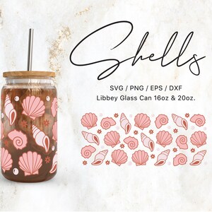以下が含まれることがあります： 茶色の蓋とストローが付いた透明なガラスのタンブラー。タンブラーはピンクとオレンジの貝殻のパターンで飾られています。タンブラーの上に黒い筆記体で「Shells」という文字が書かれています。タンブラーの下に黒い文字で「SVG/PNG/EPS/DXF」という文字が書かれています。「SVG/PNG/EPS/DXF」という文字の下に黒い文字で「Libbey Glass Can 16oz & 20oz.」という文字が書かれています。