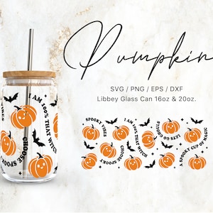 Puede incluir: Un vaso de vidrio transparente con un diseño temático de Halloween en blanco y negro que presenta calabazas, murciélagos y el texto "I am 100% that witch" y "Choose Spooky Vibes". El vaso tiene una tapa de madera y una pajita de metal.