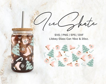Puede incluir: Un vaso de vidrio marrón con una tapa blanca y una pajita. El vaso está decorado con un patrón de patines de hielo, copos de nieve, bastones de caramelo y árboles de Navidad. El texto "Ice Skate" está escrito en cursiva sobre un fondo blanco. El texto "SVG/PNG/EPS/DXF" y "Libbey Glass Can 16oz & 20oz." también está escrito en el fondo blanco.