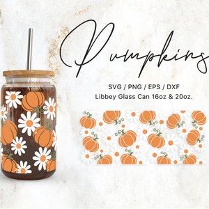 Könnte beinhalten: Ein Glasbecher mit Strohhalm, verziert mit einem Muster aus weißen Gänseblümchen und orangefarbenen Kürbissen. Der Becher ist für 16oz oder 20oz Libbey-Glasdosen konzipiert. Der Text "Pumpking" ist in Kursivschrift über dem Bild geschrieben. Der Text "SVG/PNG/EPS/DXF" ist unter dem Bild geschrieben.