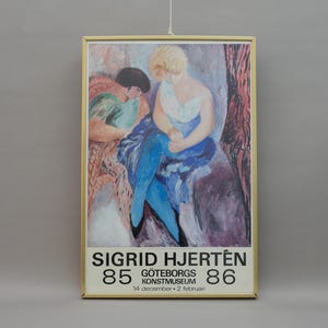 Może przedstawiać: Oprawiony wydruk artystyczny przedstawiający obraz dwóch siedzących postaci w odcieniach niebieskiego, fioletowego i pomarańczowego. Wydruk jest w złotej ramie i zawiera tekst "SIGRID HJERTÉN" oraz szczegóły wystawy.