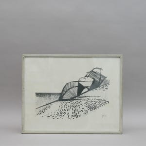 Puede incluir: Impresión artística abstracta en blanco y negro en un marco de madera gris claro. La obra de arte representa un paisaje con formas geométricas y texturas. La impresión tiene un estilo minimalista, centrado en la forma y el contraste.