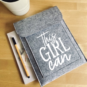 Funda de fieltro para iPad/tablet con frontal decorativo y bolsillo en Gris o Carbón