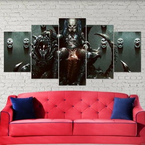Puede incluir: Un conjunto de cinco impresiones en lienzo que presenta un personaje de Predator en un trono, rodeado de cráneos y un fondo oscuro y amenazante.