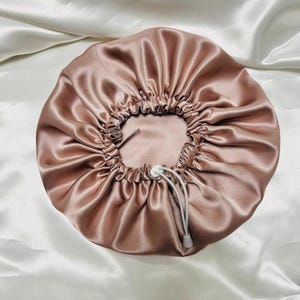 Umisleep 100% 22 Momme Cuffia Seta di Gelso per Dormire, Cuffia da Notte in Seta a Doppio Strato per Capelli Ricci, Traspirante, con Cinturino Largo Regolabile per Il Fissaggio alla Testa, Nero