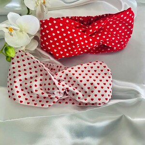 Diadema Twisted Headband de algodón con estampado de corazones