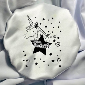 Bonnet blanc licorne décoré de fausse fourrure arc-en-ciel
