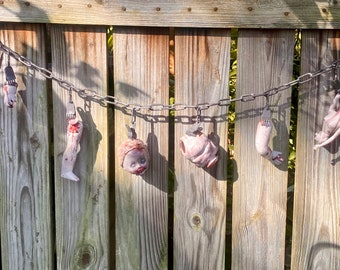 OOAK Baby Doll Cabeza y Partes del Cuerpo Decoración de Halloween Oddity Weird Prop Garland