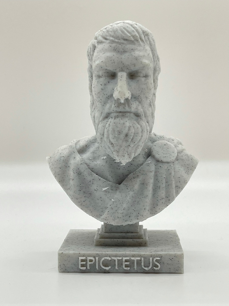 Puede incluir: Un busto de escultura blanca de Epicteto, un fil&oacute;sofo estoico griego, sobre una base blanca con la palabra "EPICTETUS" inscrita en la parte delantera.