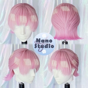 Puede incluir: Cuatro pelucas rosas con un estilo corto y en capas se muestran en cabezas de maniquí. Las pelucas tienen una base rosa claro con reflejos rosas y blancos más oscuros. El texto "Nano Studio" está en un círculo azul.