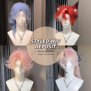 Peut inclure: Quatre têtes de mannequin présentant des perruques coiffées en bleu clair, rouge avec oreilles de renard, rose clair et rose pâle. Le texte central indique STYLED WIG DEPOSIT - Nano Studio - MADE TO ORDER. Chaque mannequin porte un collier à chaînes.