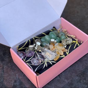Abundance Crystal Grid Kit with Grid Cloth, Mystery Crystals for Wealth & Success